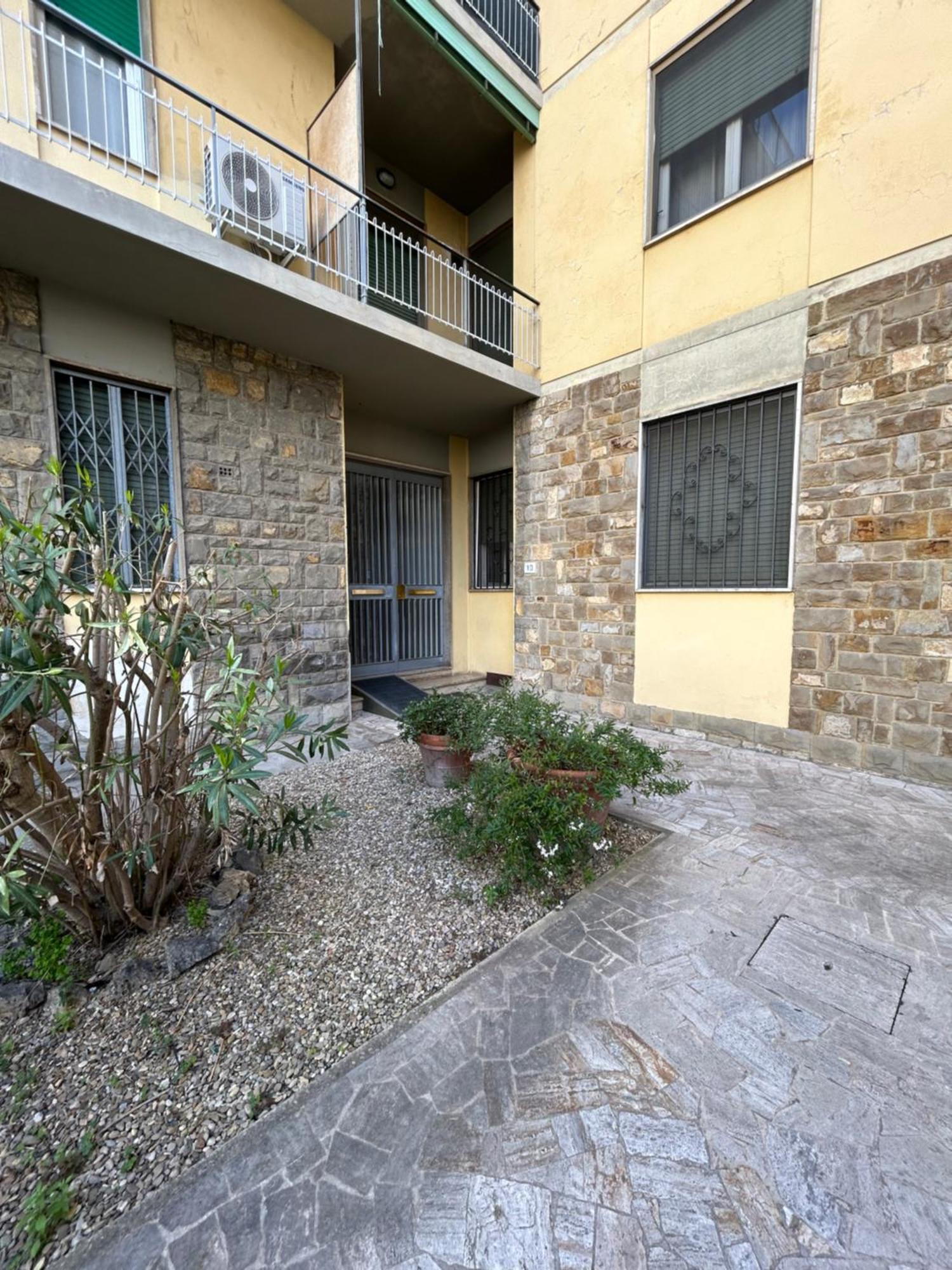 Appartamento Incantevole Con Patio Florens Exteriör bild