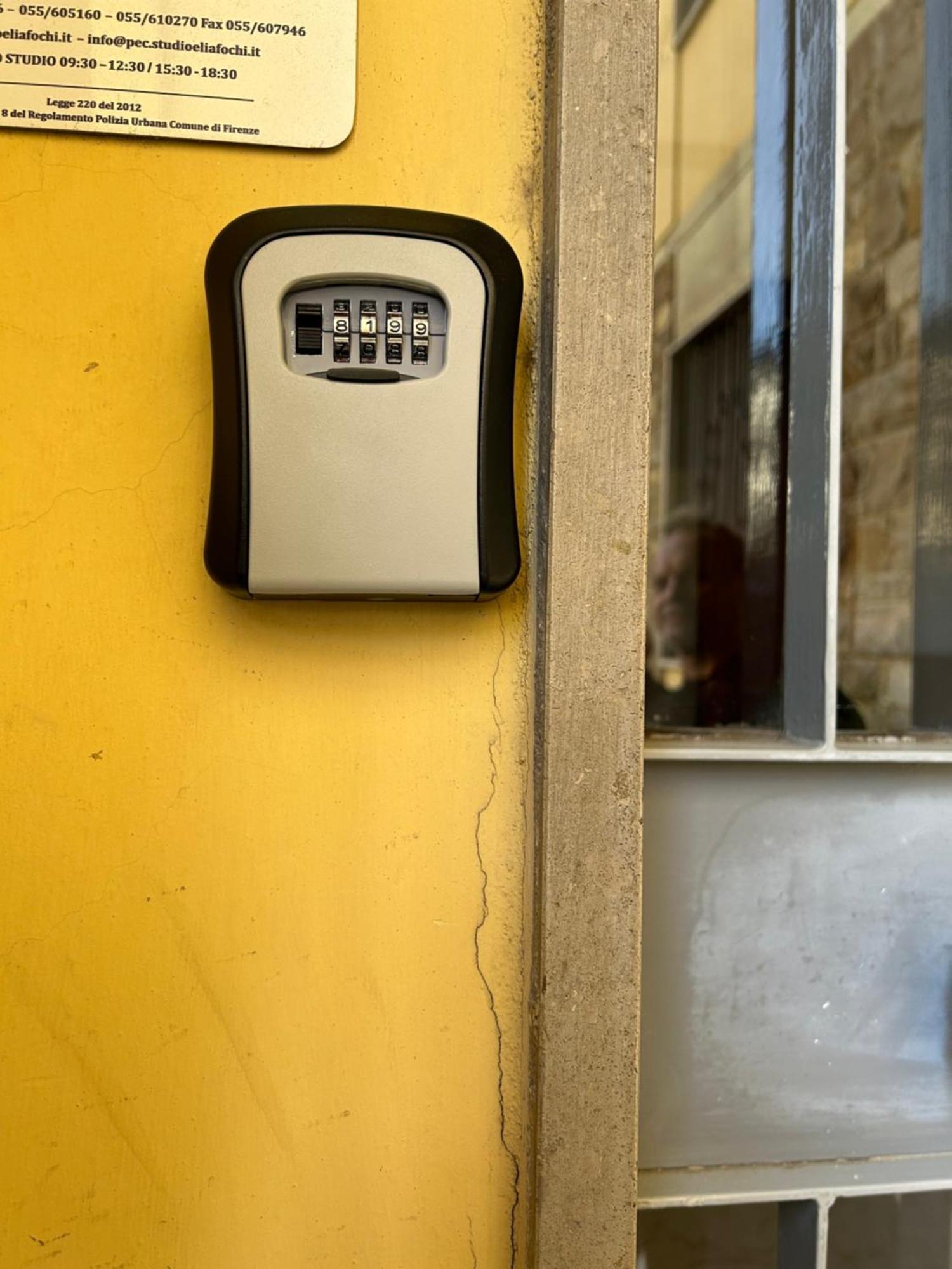 Appartamento Incantevole Con Patio Florens Exteriör bild
