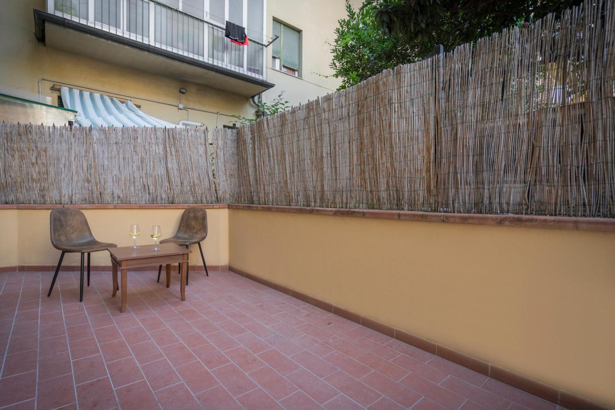 Appartamento Incantevole Con Patio Florens Exteriör bild